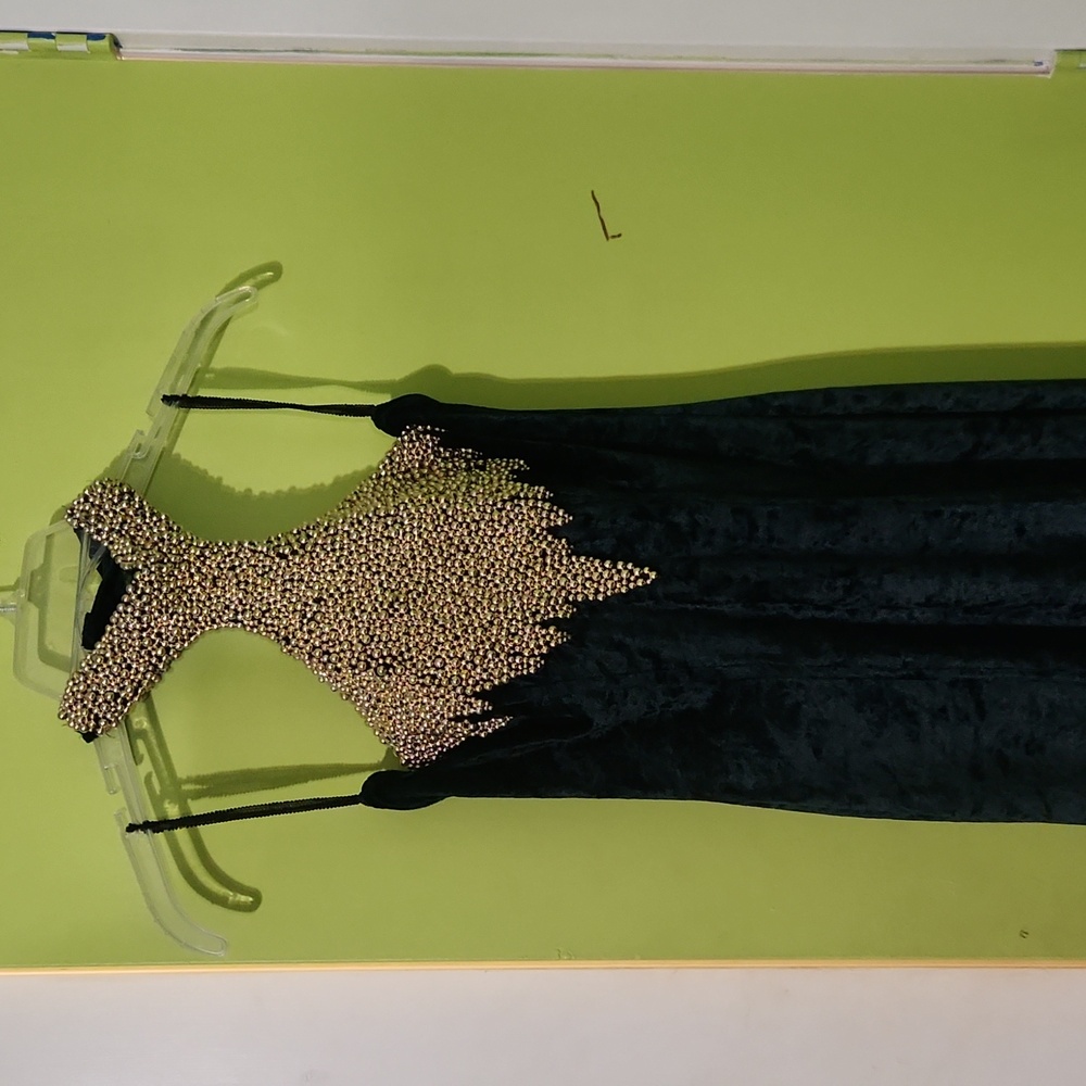Elegant Strapless Green Dress with Gold Accents